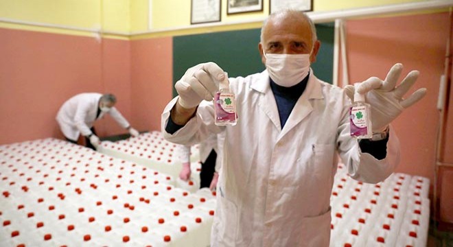 Fabrika gibi okul; 5 ayda 70 bin litre dezenfektan ürettiler