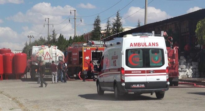 Fabrika yangını; 2 işçi dumandan etkinlendi