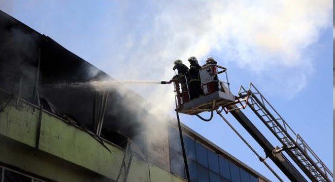 Fabrika yangınında; 5 işçi dumandan etkilendi