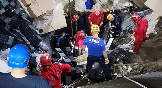 Fabrikada göçük: 2 işçi kurtarıldı, 1 kişi mahsur