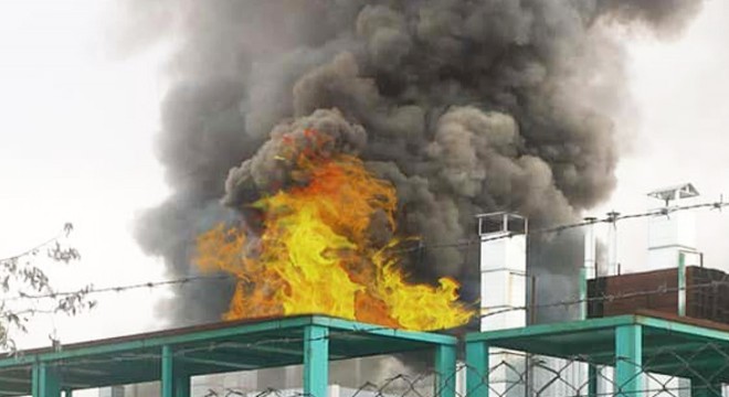 Fabrikada yangın: 2 işçi dumandan etkilendi