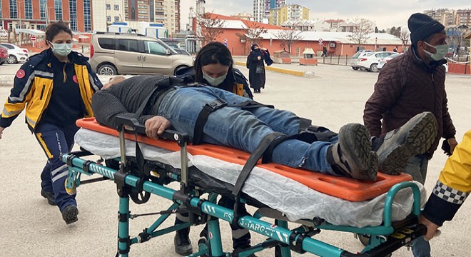 Fabrikanın çatısından düşen 3 işçi yaralandı
