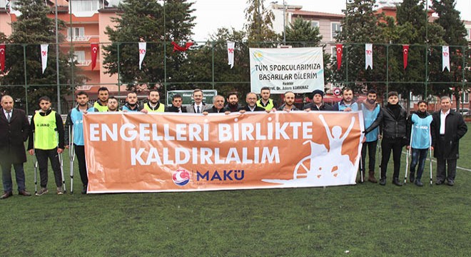 Farkındalık için koltuk değnekleriyle maç yaptılar
