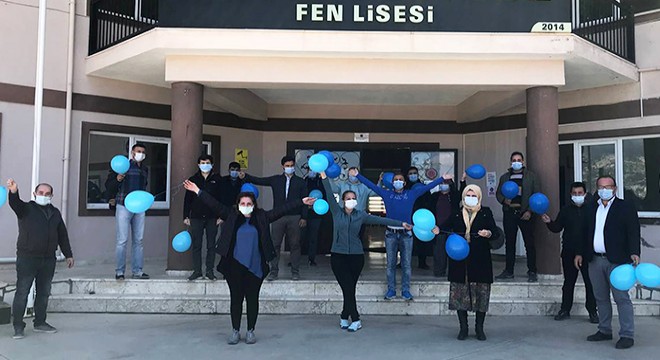 Farkındalık için mavi balon uçurdular