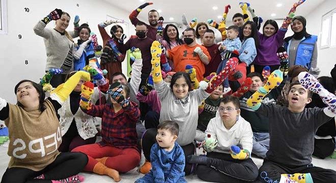 Farkındalık yürüyüşü için çorapları süslediler