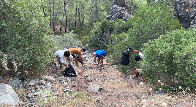 Farkındalık yaratıp, cam şişe ve çöp topladılar