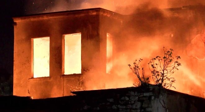 Fatih'te metruk bina alev alev yandı