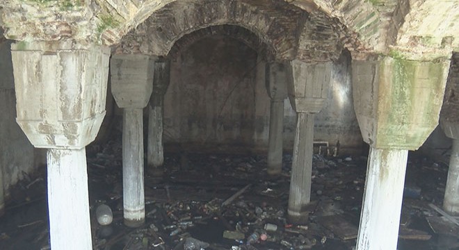 Fatih'te tarihi sarnıç çöplüğe döndü