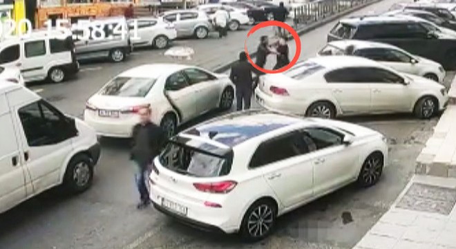 Fatih'te "yan bakma" kavgası kamerada