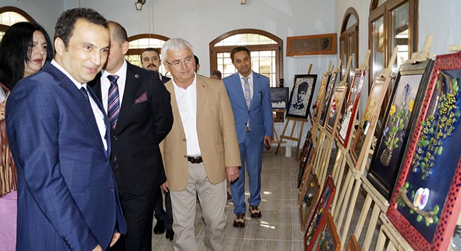 Fayans artıkları ve taşlardan tablo