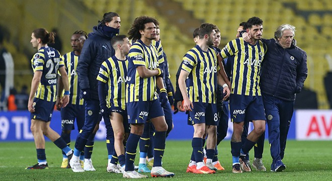 Fenerbahçe şampiyonluk yarışını bırakmıyor