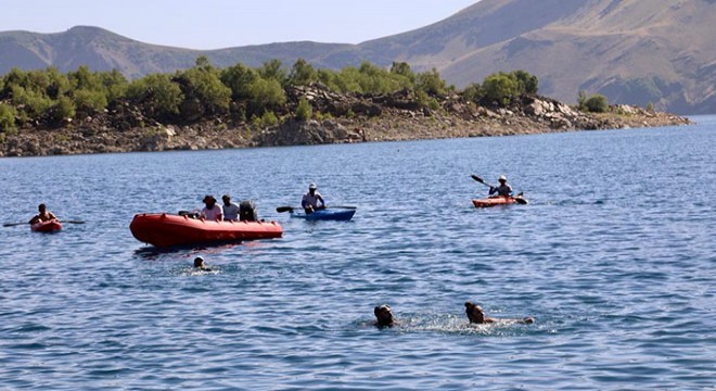 Festival kapsamında Nemrut Krater Gölü'nde yüzdüler