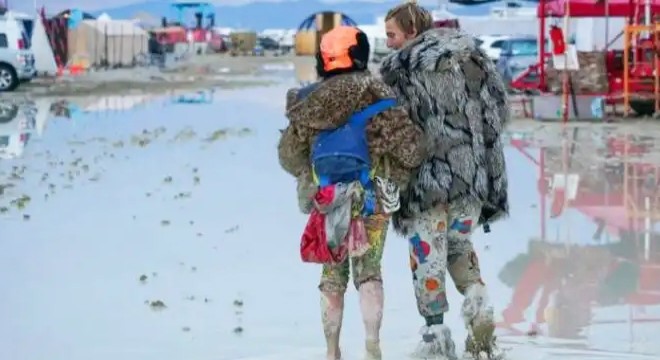 Festivalciler çamura battı: Burning Man bataklığı