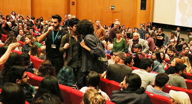 Festivalde, biletli gençlerin 'koltuk' ısrarı
