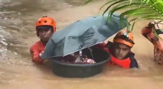 Filipinler’de Rai Tayfunu: Bir aylık bebek böyle kurtarıldı