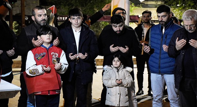 Filistin’de ölenler için gıyabi cenaze namazı kılındı