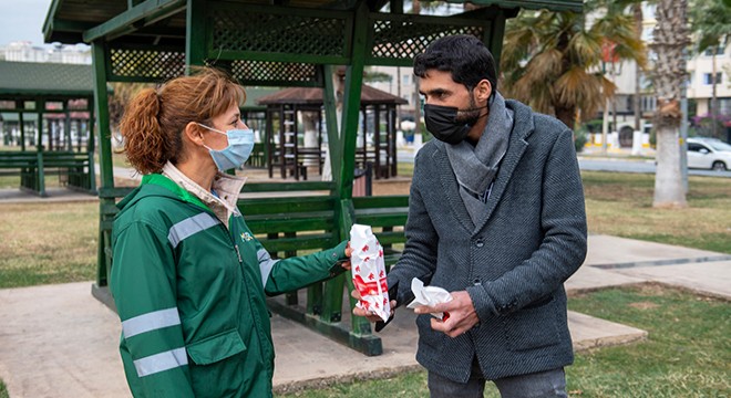 Filiz, bulduğu cüzdanı sahibine teslim etti