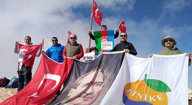 Finike Belediye personeli Kızlar Sivrisi'ne tırmandı