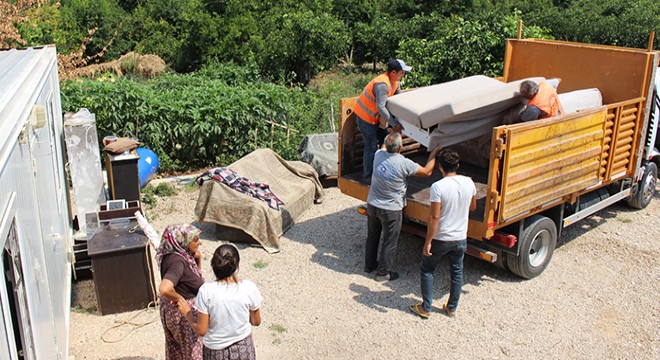 Finike'de 4 aileye eşya yardımı
