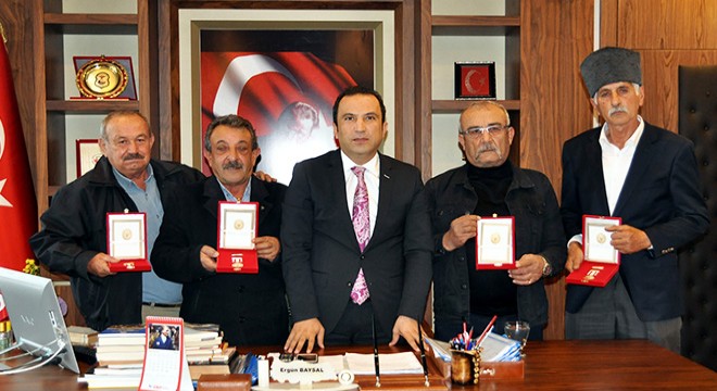 Finike'de Kıbrıs gazilerine madalya