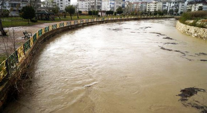 Finike'de derelerin su seviyesi yükseldi