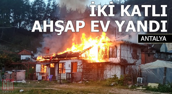 Finike'de iki katlı ahşap ev yandı
