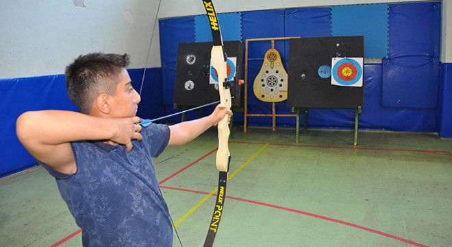 Finike'de okçuluk ve badminton kursu
