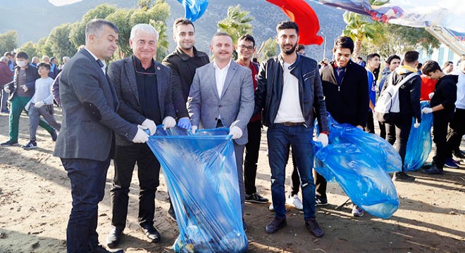 Finike'de sahil temizliği