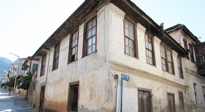 Finike'de tarihi binalar yenileniyor