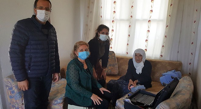 Finike'nin en yaşlısına evinde kimlik başvurusu