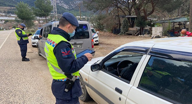 Finike de cep telefonu ve emniyet kemeri denetimi