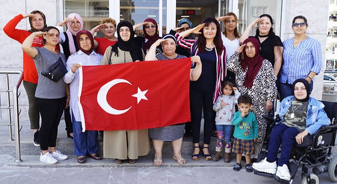 Finikeli kadınlardan Mehmetçik Vakfı'na bağış