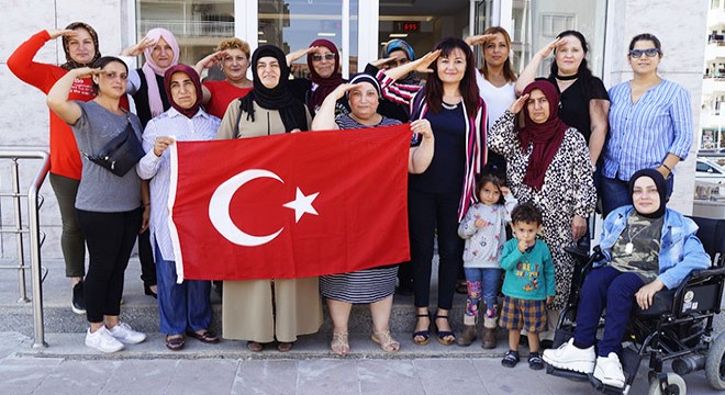 Finikeli kadınlardan Mehmetçik Vakfı na bağış