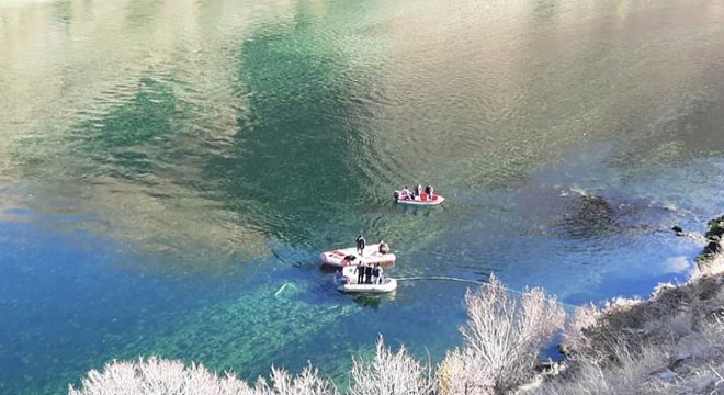 Fırat Nehri ne kamyonet devrildi, sürücüsü aranıyor