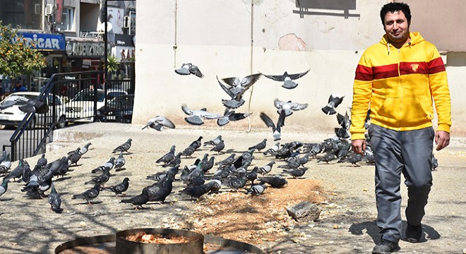 Fırından topladığı ekmek kırıntılarıyla kuşları besliyor