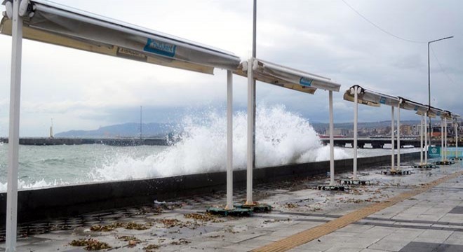 Fırtına çatı uçurdu, deniz ulaşımını aksattı