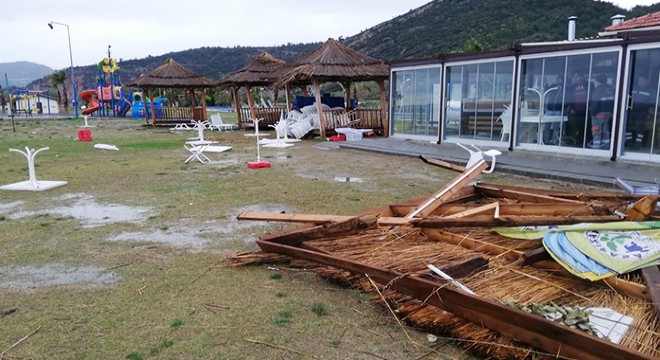 Fırtına sahildeki büfe ve seralara zarar verdi