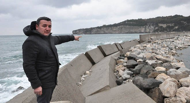 Fırtınada yıkılan mendirek balıkçıları endişelendiriyor