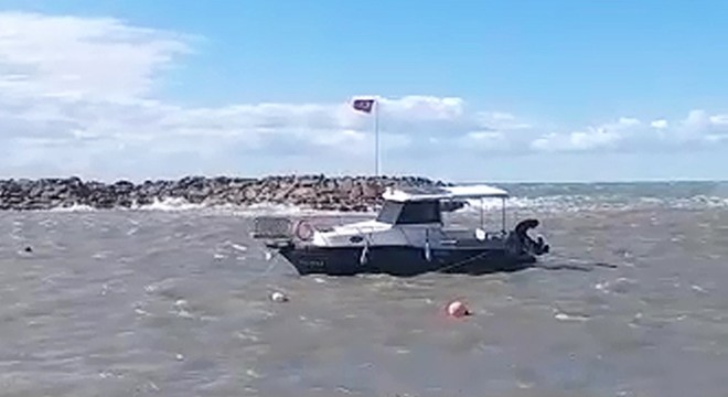 Fırtınada halatı kopan tekne kurtarıldı