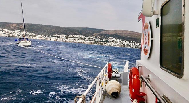 Fırtınada sürüklenen tekneyi KEGM ekipleri kurtardı