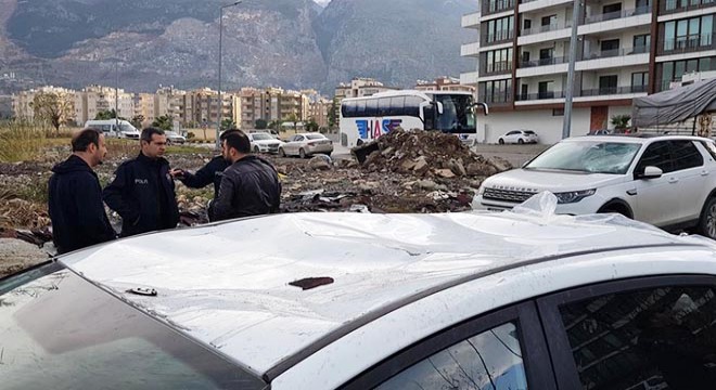 Fırtınada uçan çatı, 10 araca zarar verdi