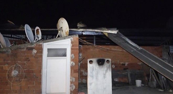 Fırtınada uçan çatı, 2 katlı evin üzerine düştü
