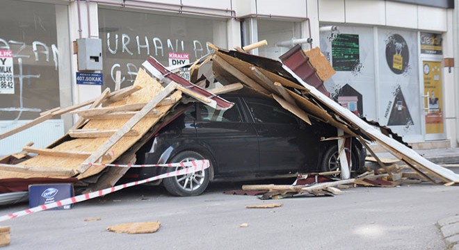 Fırtınada uçan çatı, otomobilin üzerine düştü