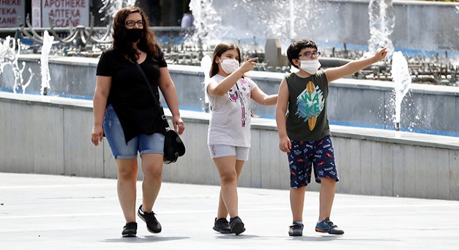 Fiziki mesafeye de maske takma kuralına da uyulmadı