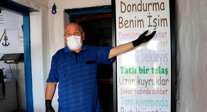 Foça'da 34 yıllık dondurmacıda 31 çeşit ürün