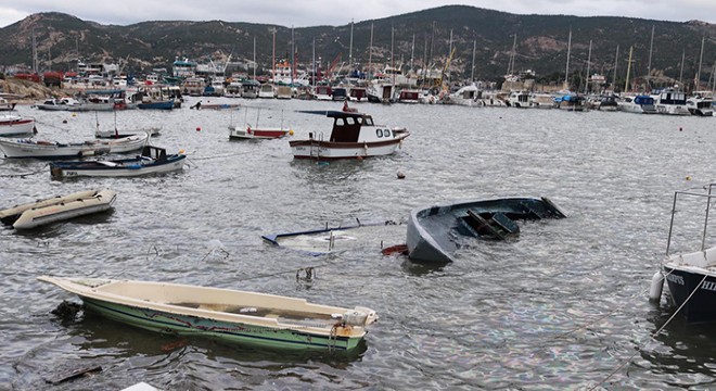 Foça'da fırtına nedeniyle tekneler battı