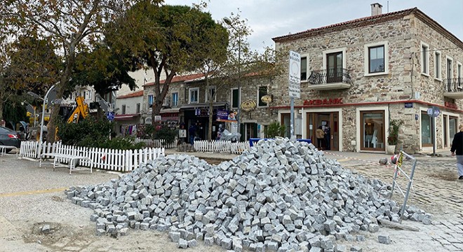 Foça'da 'kaldırım taşı' polemiği sürüyor