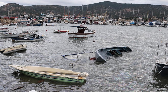 Foça da fırtına nedeniyle tekneler battı