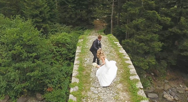 Fotoğraf çekiminde gelin ve damadı köpek kovaladı