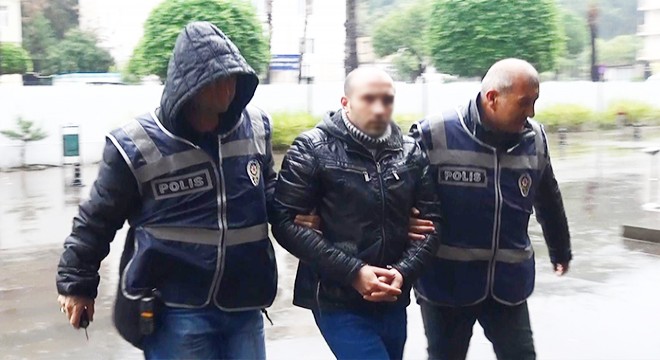 Fotoğraflarını çektiğini öne sürdüğü kişiyi bıçakladı
